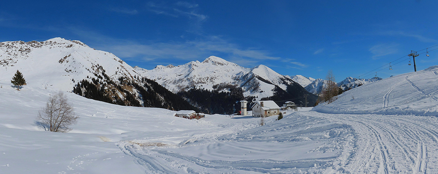 La bella conca della Baita del Camoscio (1750 m) ammantata di neve e baciata dal sole !